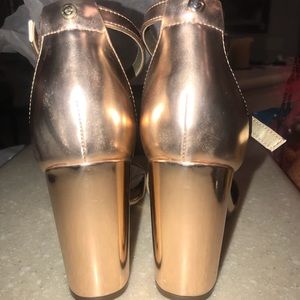 Beautiful eye catching rose gold heels.